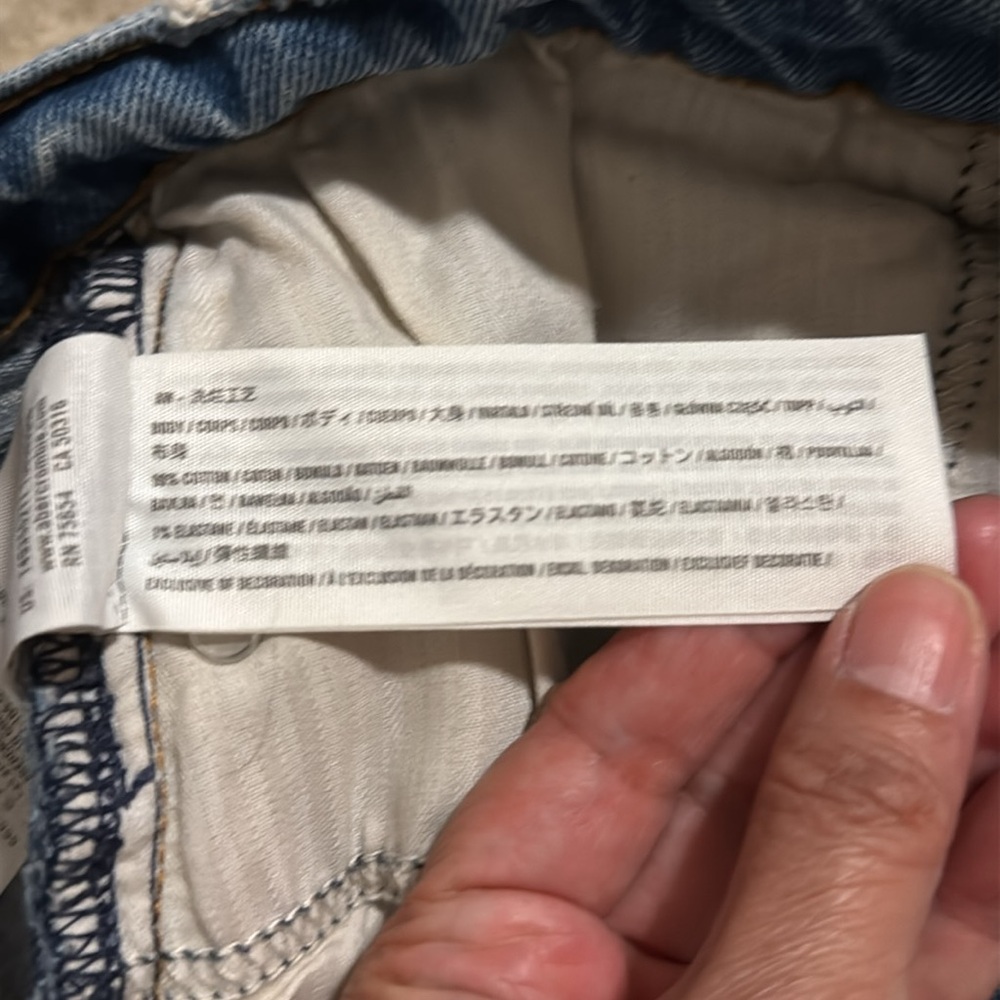 Abercrombie & Fitch High Rise Mom Short Distressed Medium Indigo Wash-28/6 - Picture 7 of 8